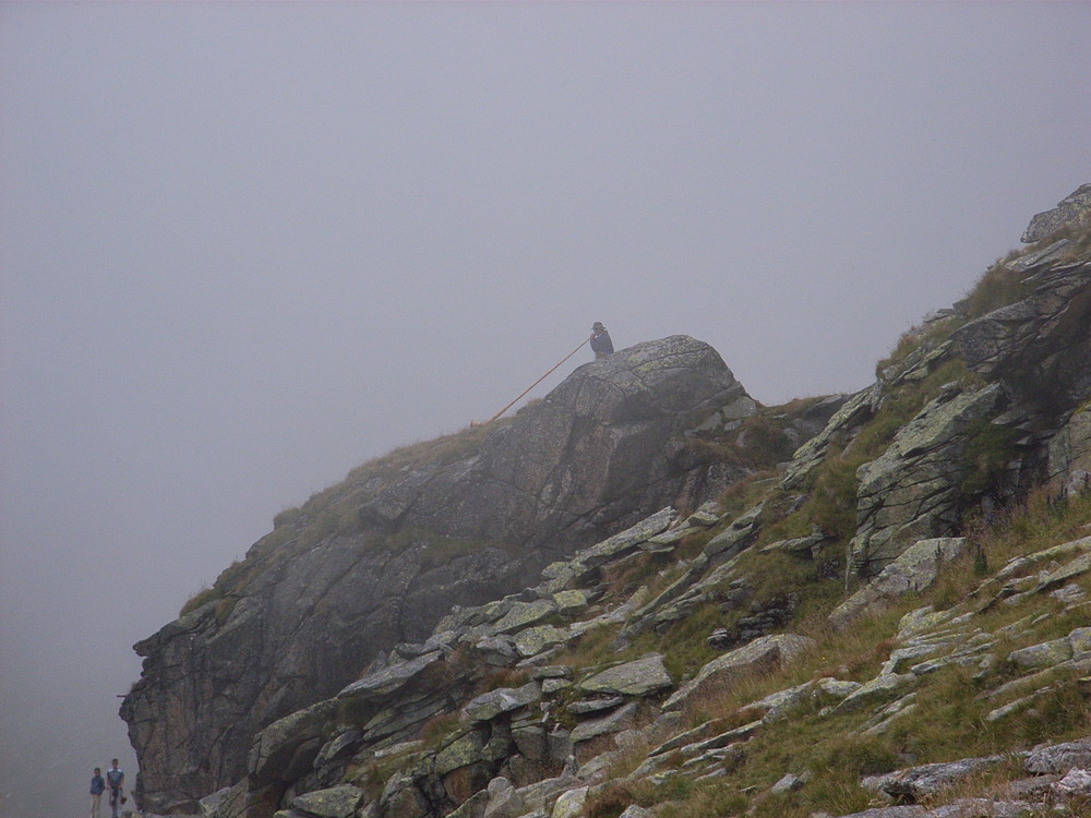 Alphornspieler im Nebel