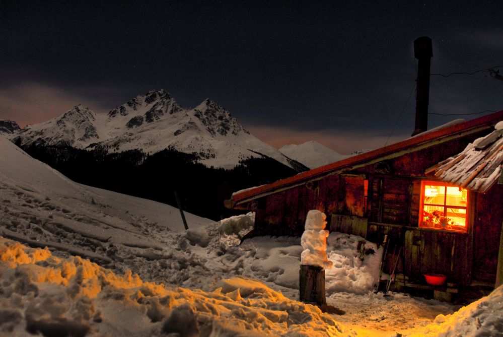 Alphütte im Mondschein