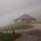 Alphütte im Morgennebel