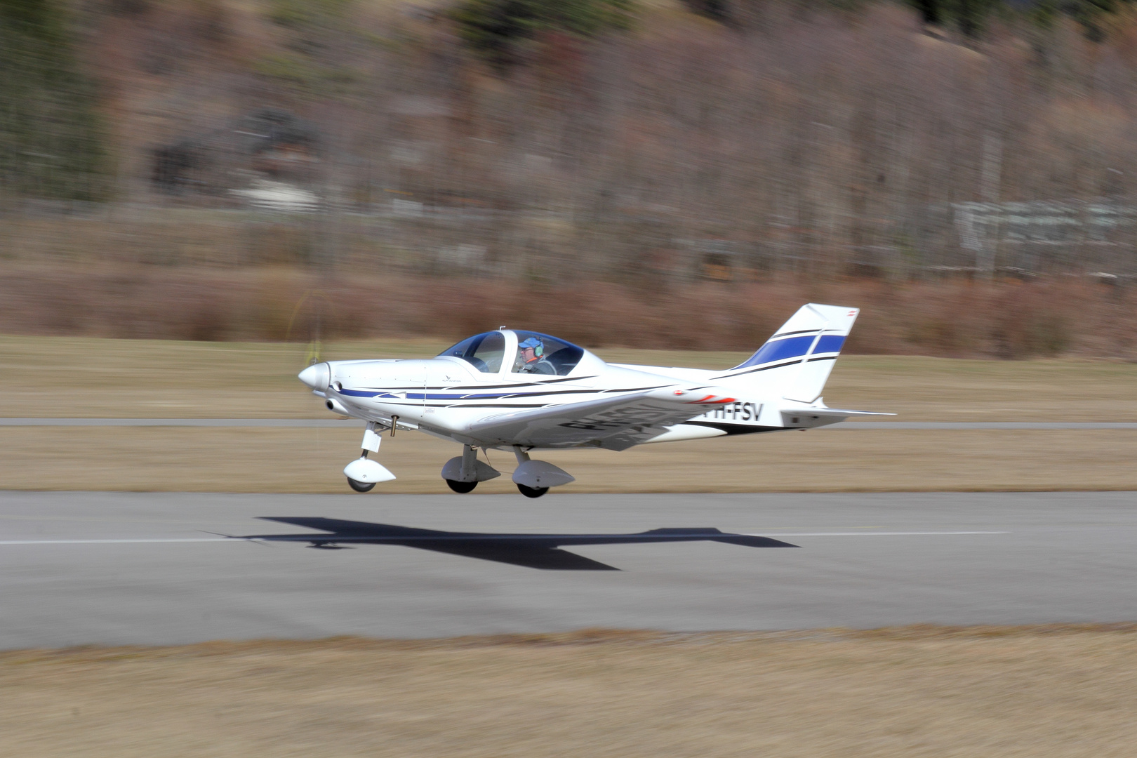  alpiaviation Pioneer 300 FG "PH-FSV"- beim Start in Höfen / Tirol - LOIR 