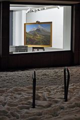 Alpine Landschaft hinter Flachlandschnee