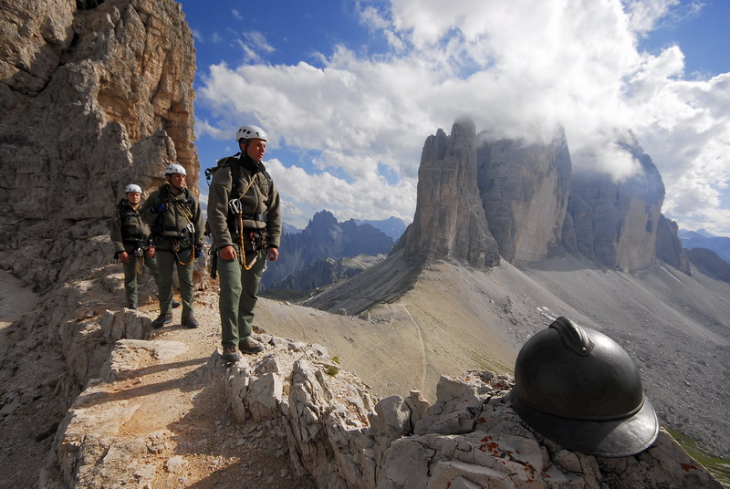 Alpini e Tre Cime di Lavaredo dai camminamenti del Monte Paterno