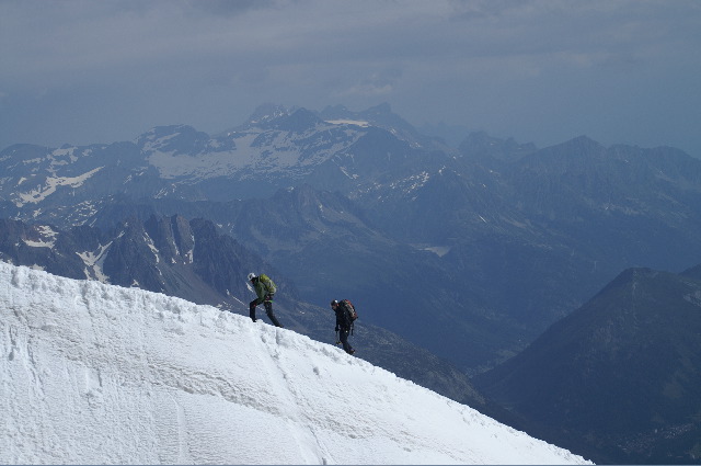 Alpinistes approchant de l'Aiguille du Midi