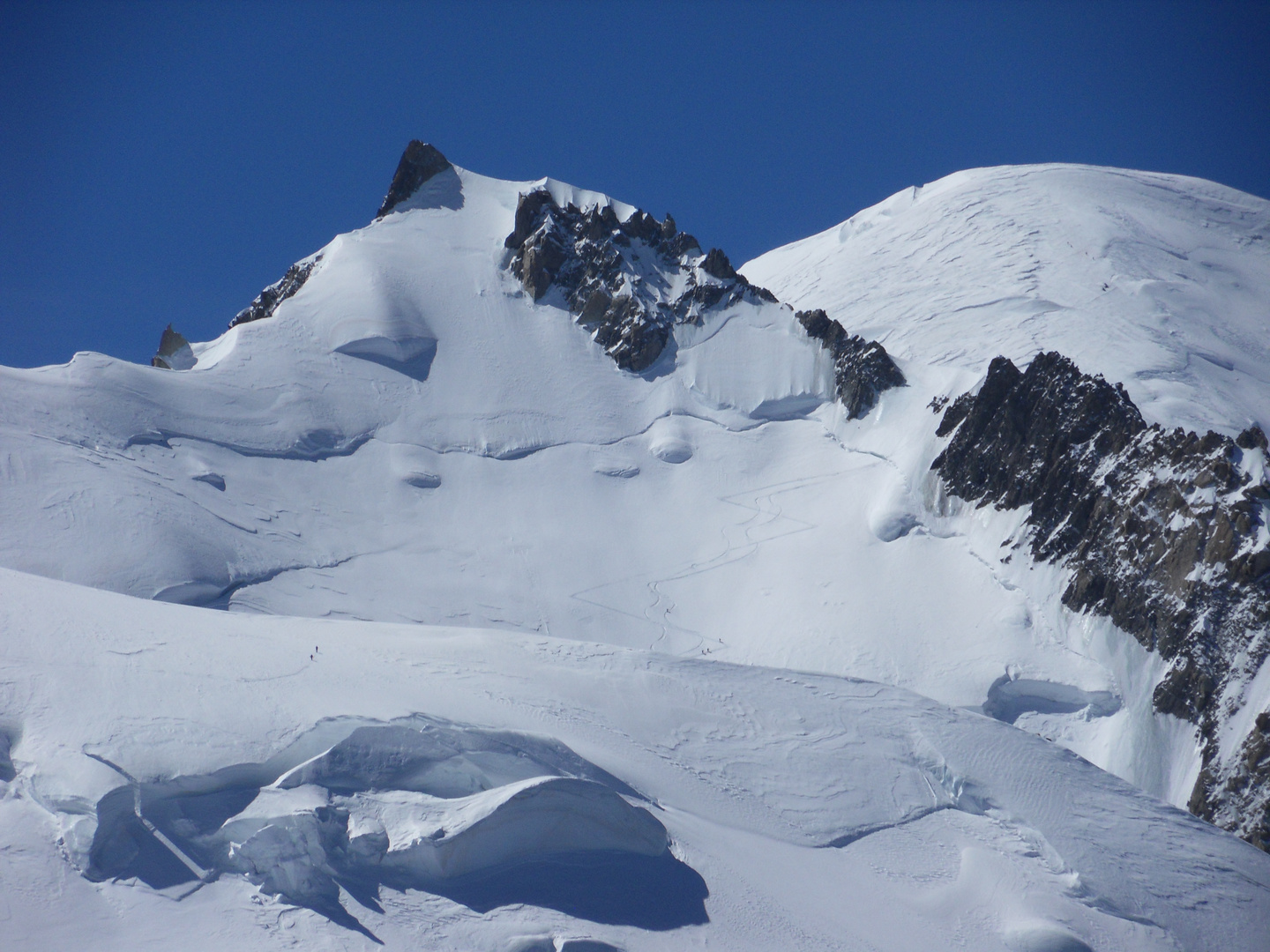 Alpinistes grimpant vers le Mont Blanc