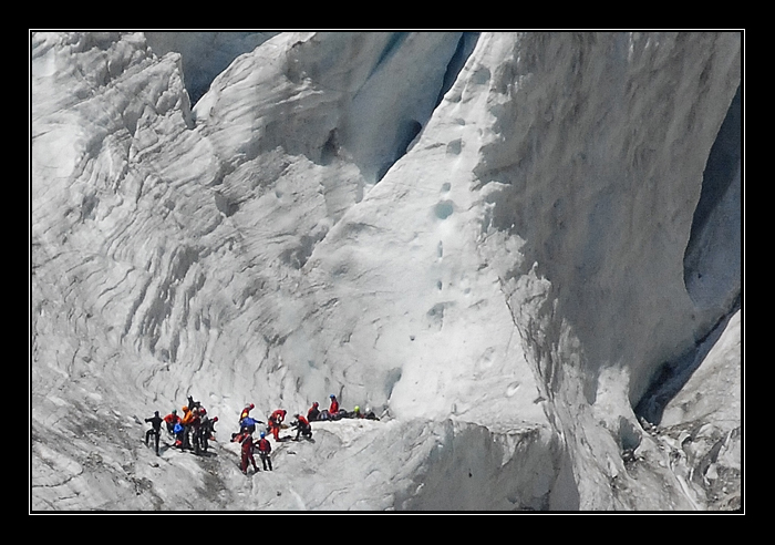 Alpinisti sul ghiacciaio Pre de Bar in Val Ferret