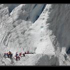 Alpinisti sul ghiacciaio Pre de Bar in Val Ferret