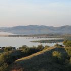 Alqueva Stausee mit Reguengos de Monsaraz im Hintergrund