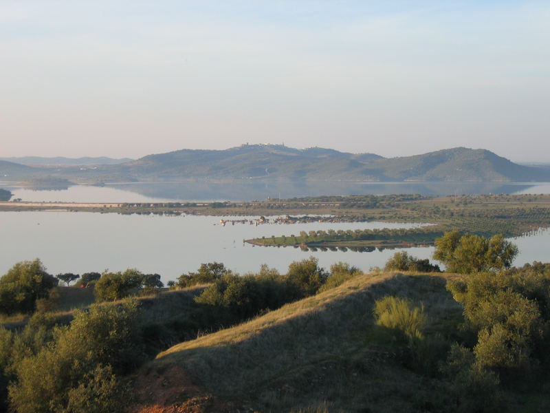 Alqueva Stausee mit Reguengos de Monsaraz im Hintergrund