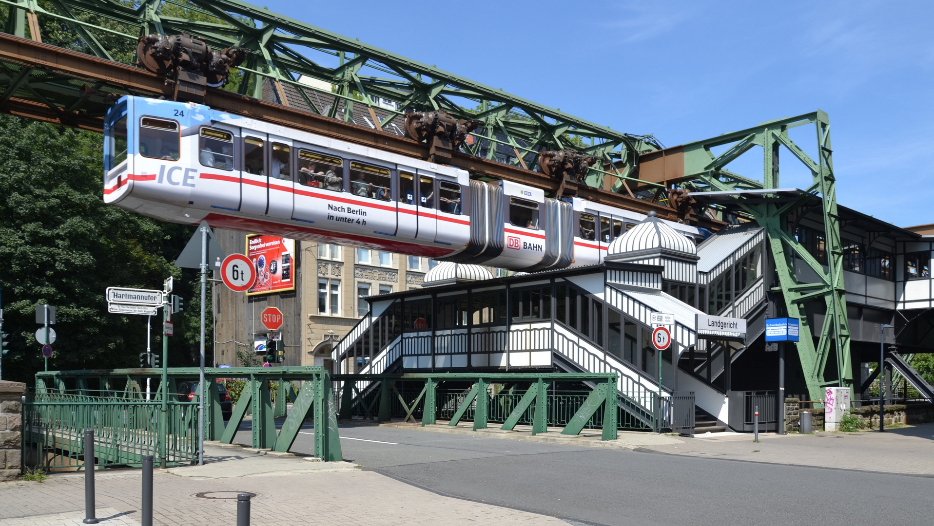 Als die Schwebebahn noch bunt war