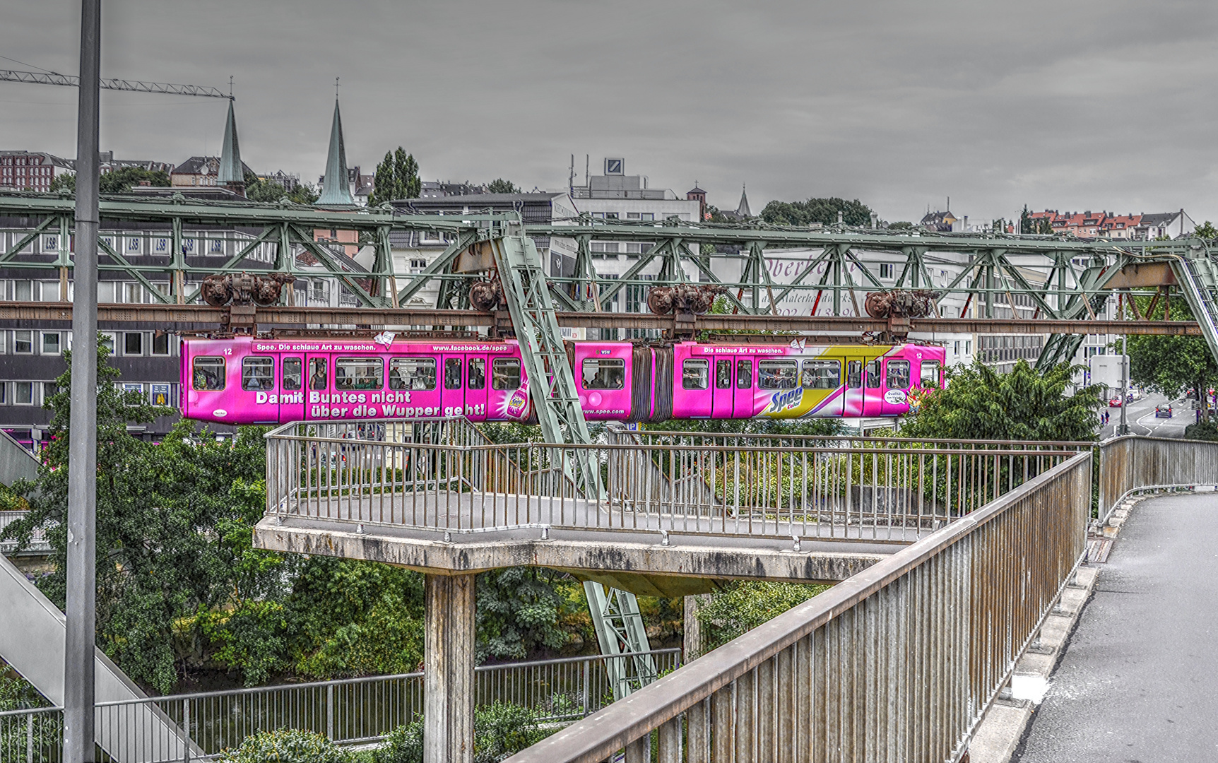 Als die Schwebebahn noch bunt war