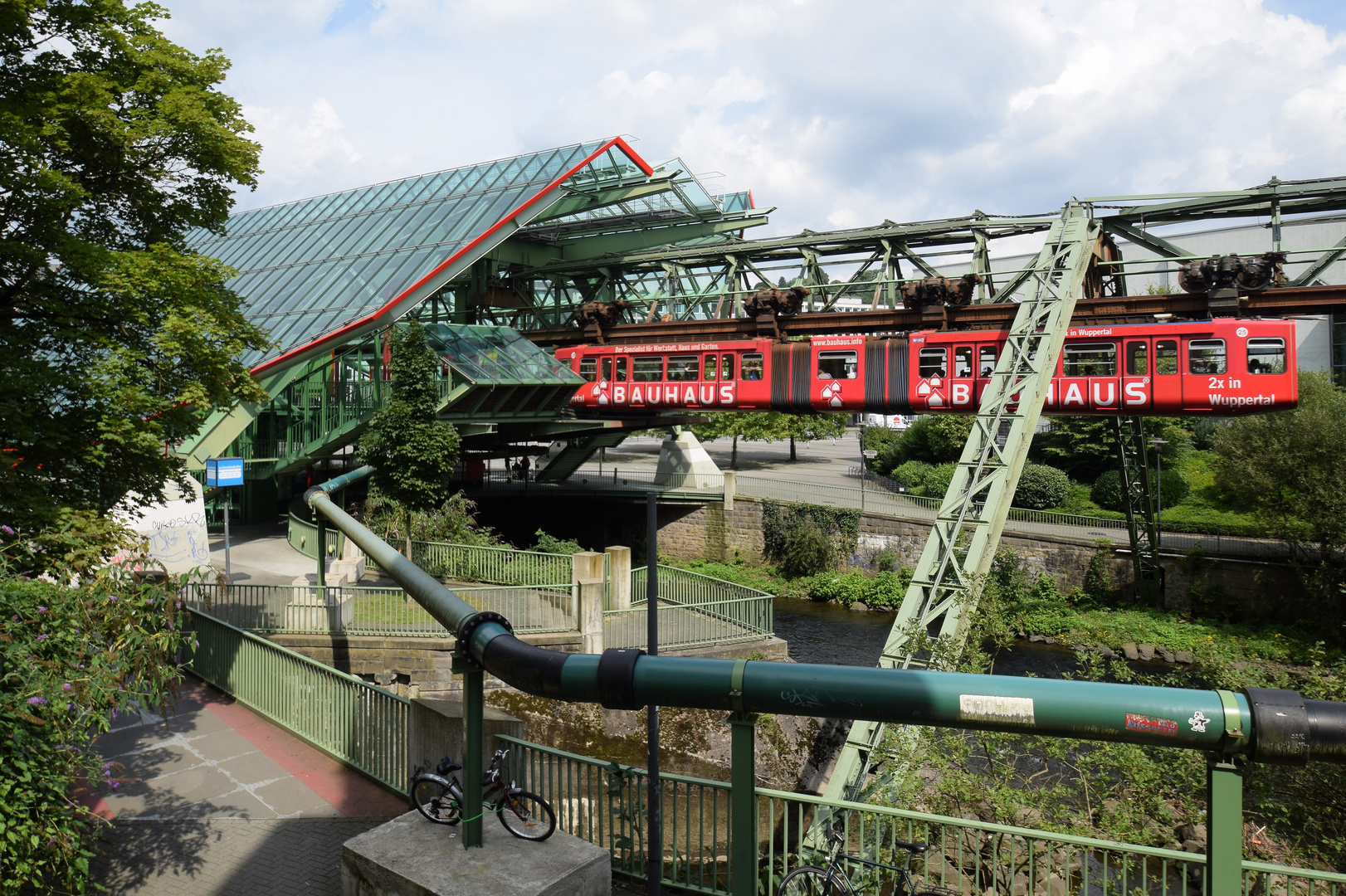 Als die Schwebebahn noch bunt war