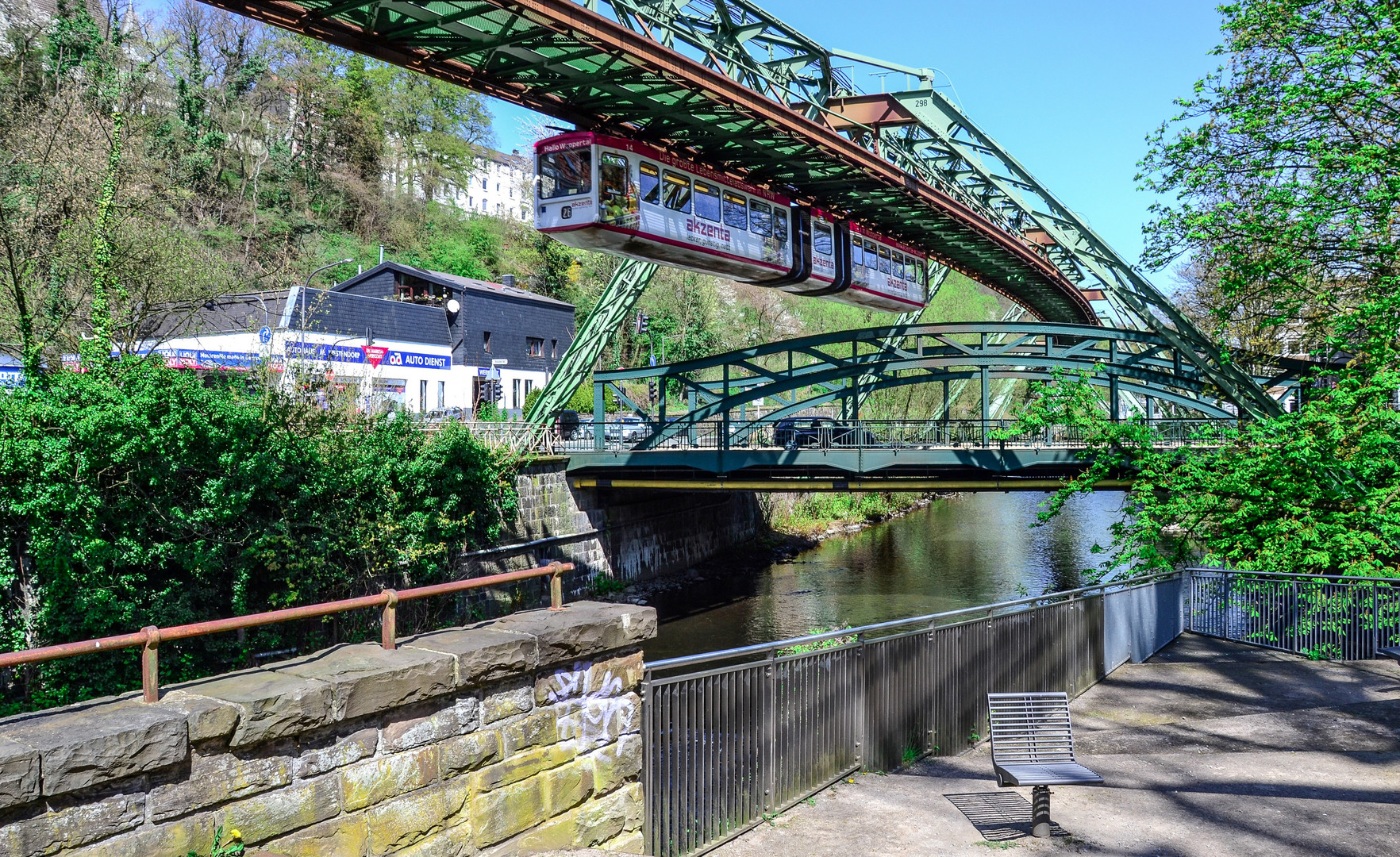 Als die Schwebebahn noch bunt war