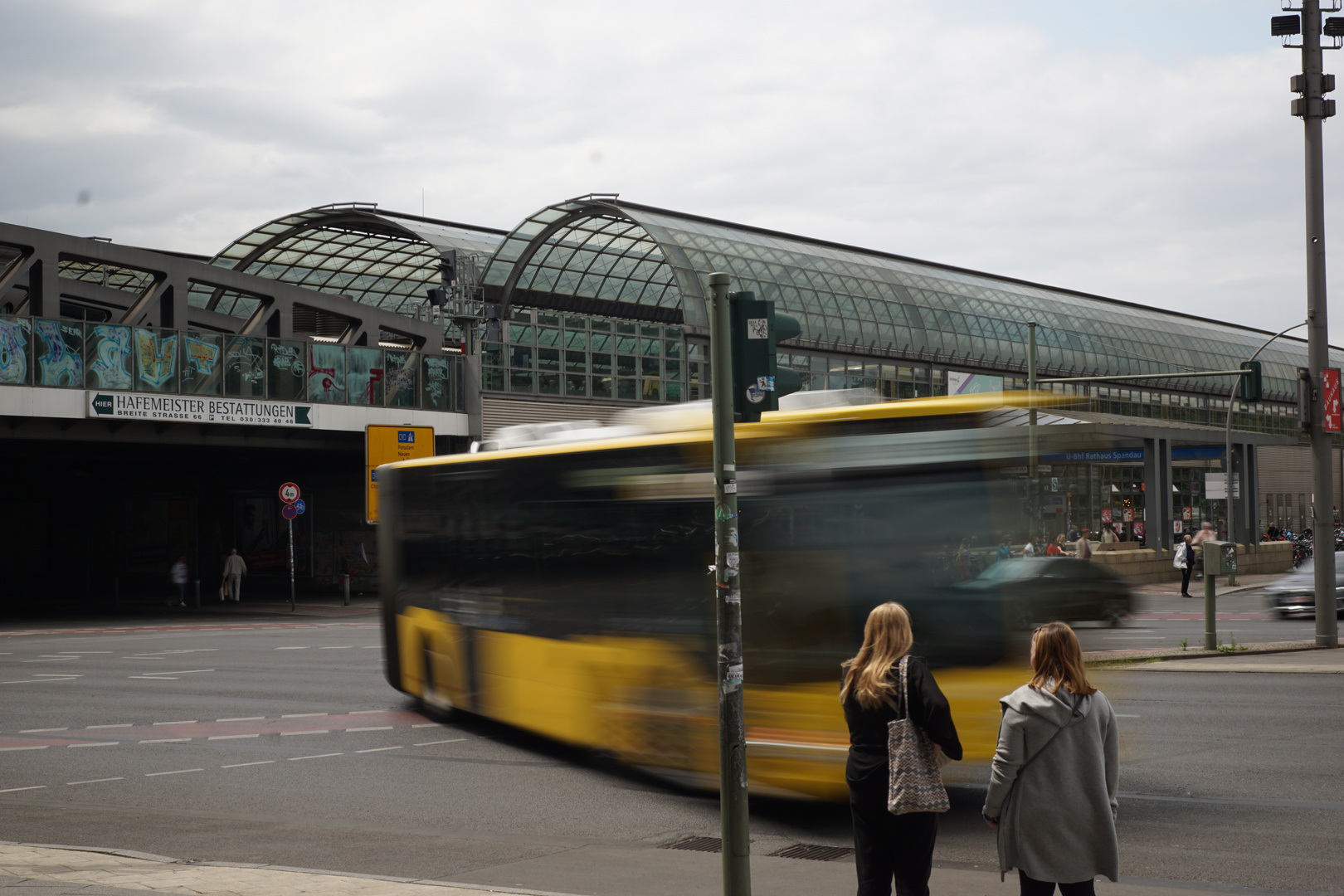 "als ein Wagen blitzesschnelle, langsam um die Ecke fuhr... "