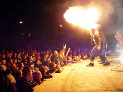 Als einem Punk Feuer aus seinem Munde kam