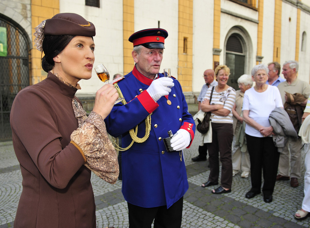 Als kleine Stärkung werden Sherry und Trester gereicht - szenische Führung in Koblenz