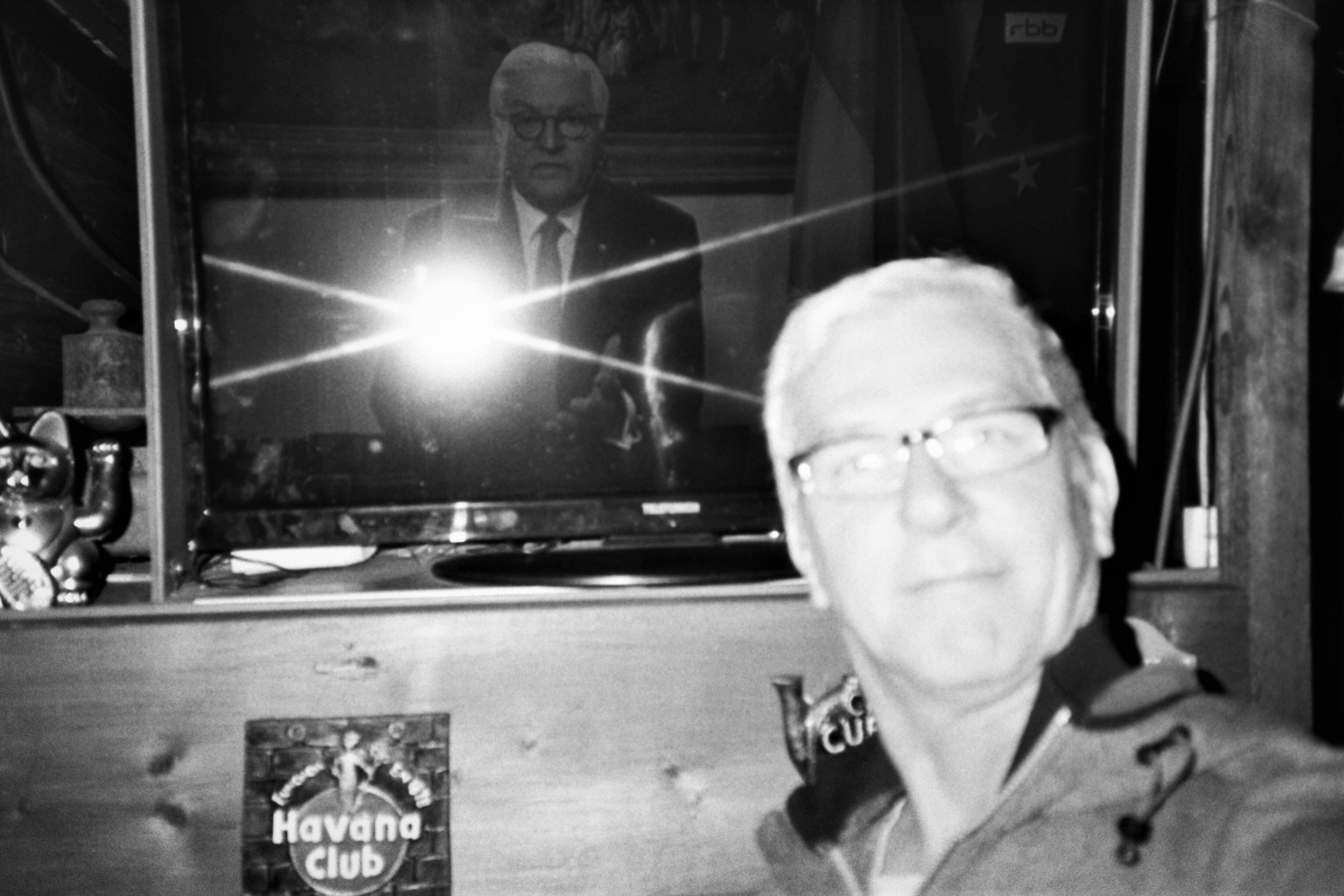 ....als neulich Frank-Walter Steinmeier mit der Taschenlampe durch Fenster leuchtete...