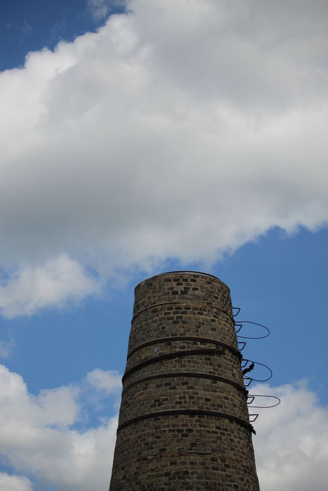 als ob er noch immer raucht, aber es sind nur die Wolken