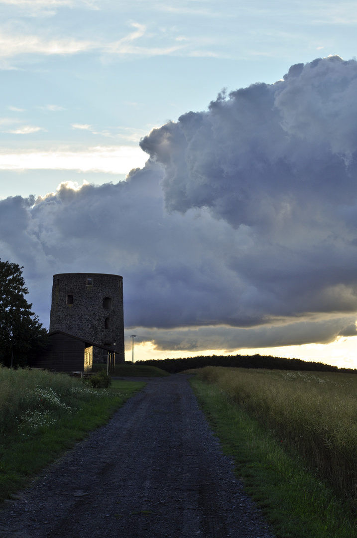 Als wollten die Wolken den Turm auffressen