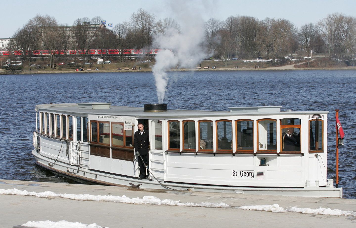 Alster-Dampfschiff mit S-Bahn