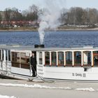 Alster-Dampfschiff mit S-Bahn