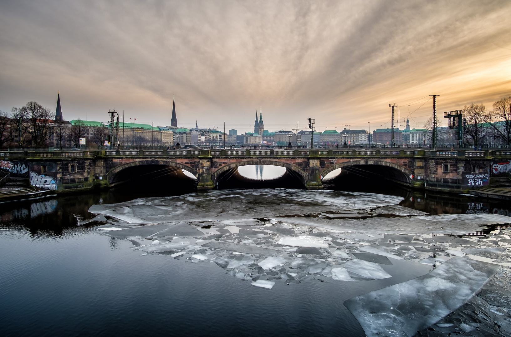 Alster, Lombardsbrücke und Innenstadt von Hamburg im Winter
