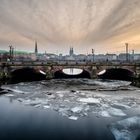 Alster, Lombardsbrücke und Innenstadt von Hamburg im Winter