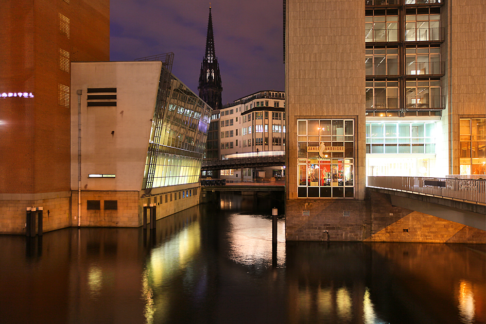 Alster mit Nikolaikirche