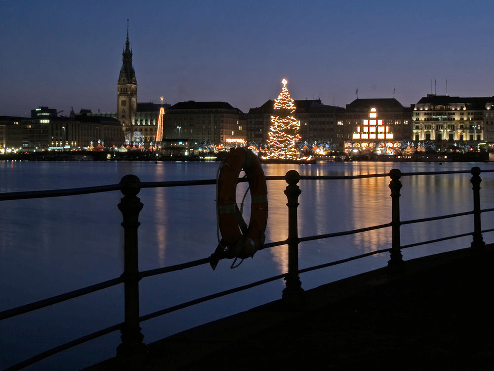 Alster mit Weihnachtsbaum