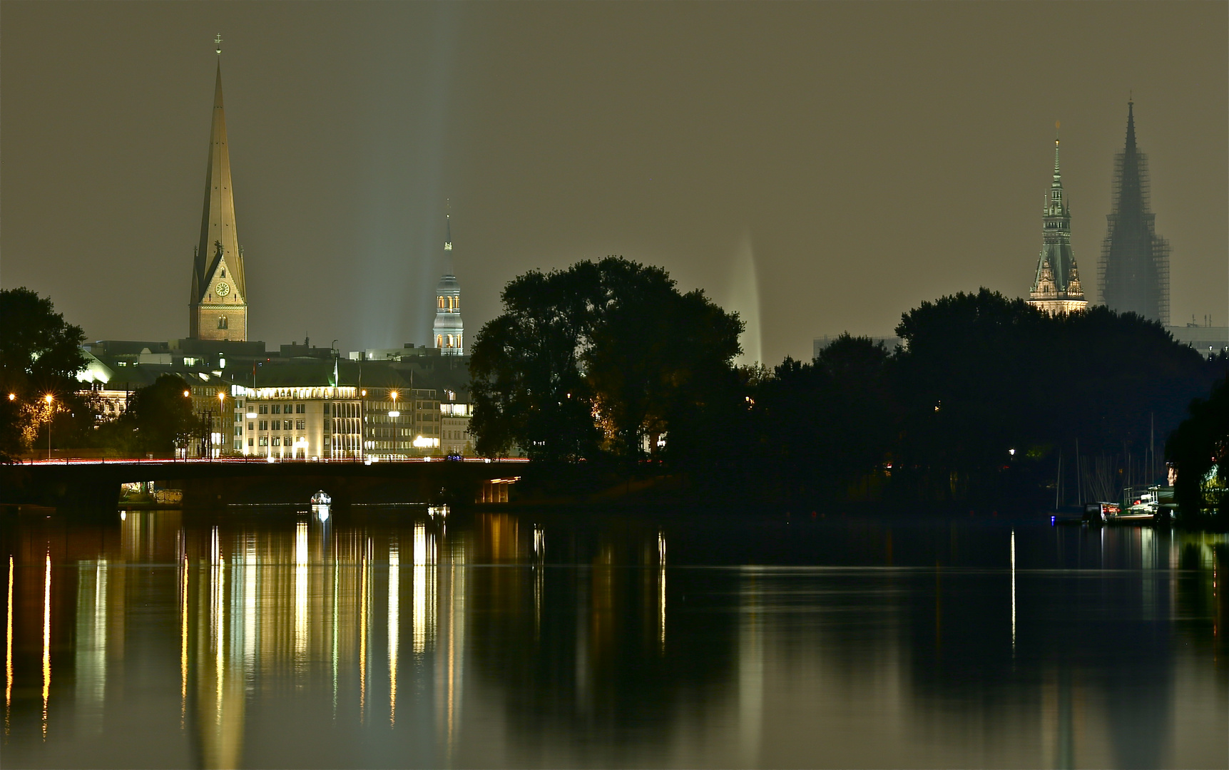 Alster , Nachts , Spiegelung im Wasser