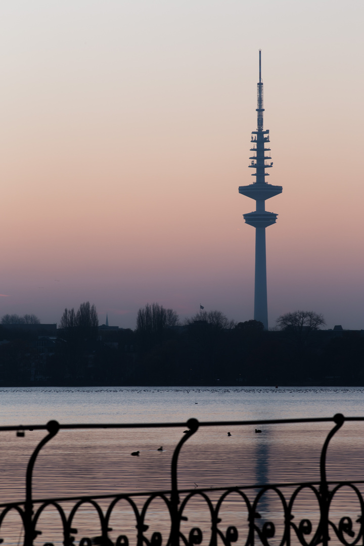 Alster und Heinrich-Hertz-Turm zur Dämmerung