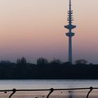 Alster und Heinrich-Hertz-Turm zur Dämmerung