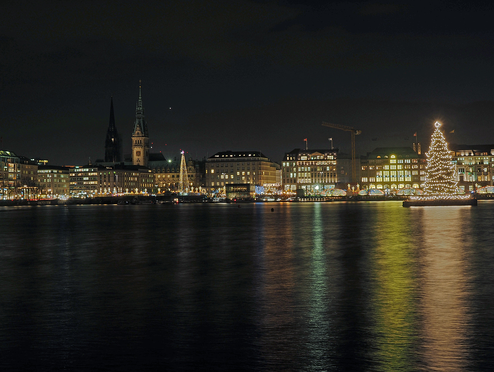 Alster und Rathaus in der Vorweihnachtszeit