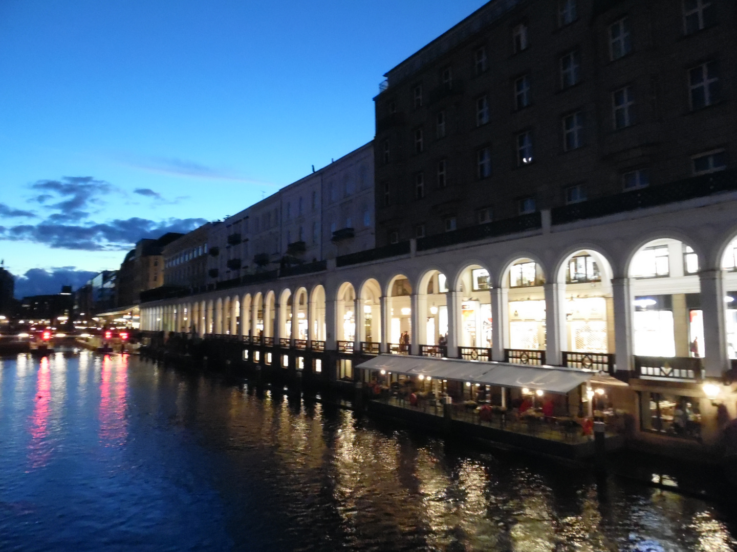 Alsterakaden HH in der blauen Stunde