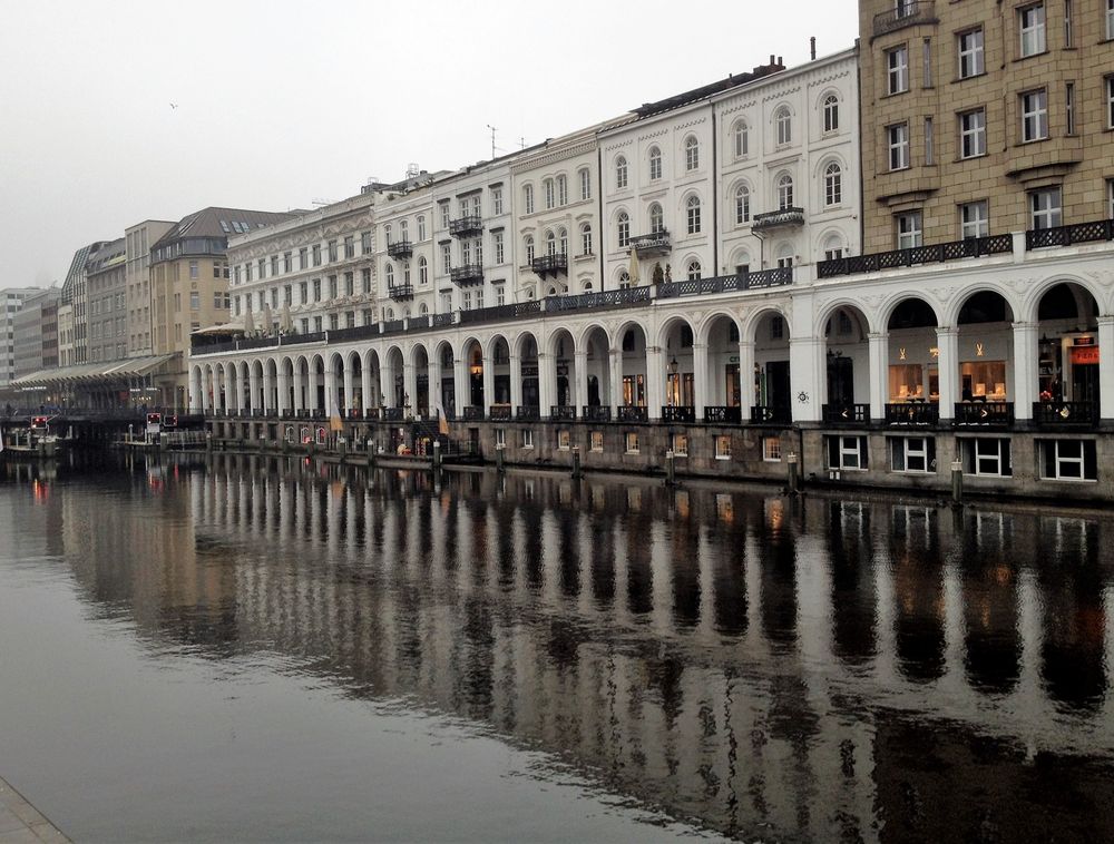 Alsterarkaden in Hamburg (Spiegelung)