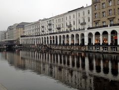 Alsterarkaden in Hamburg (Spiegelung)