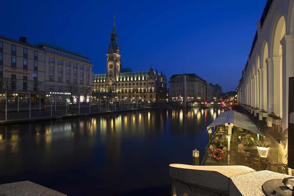 Alsterarkaden und Rathaus