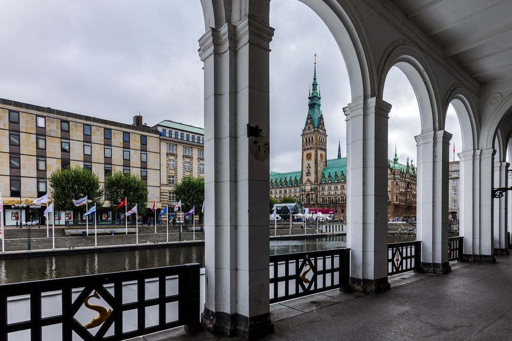 Alsterarkaden und Rathaus