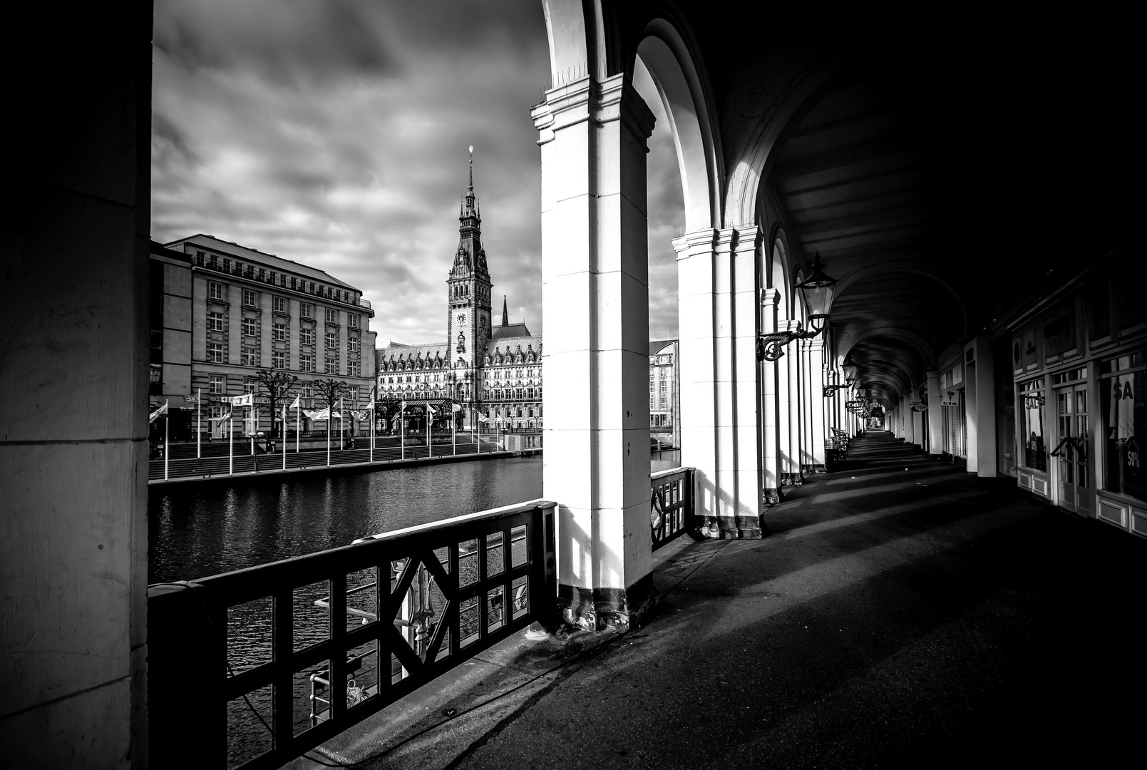 Alsterarkaden und Rathaus Hamburg