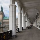 Alsterarkaden Venezianisches Flair, mit Blick auf das Rathaus von Hamburg.