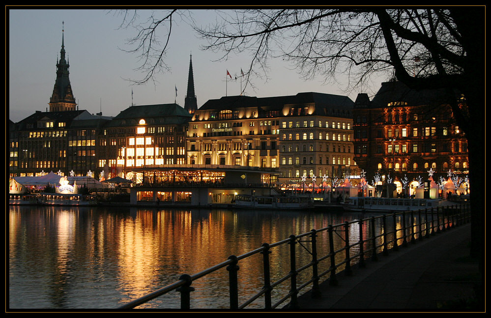 Alsterblick im Weihnachtsglanz - View of the Alster with Christmas decoration