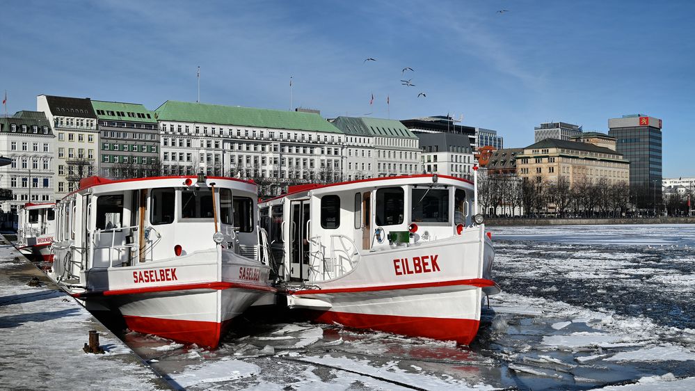 Alsterdampfer am Anleger Jungfernstieg