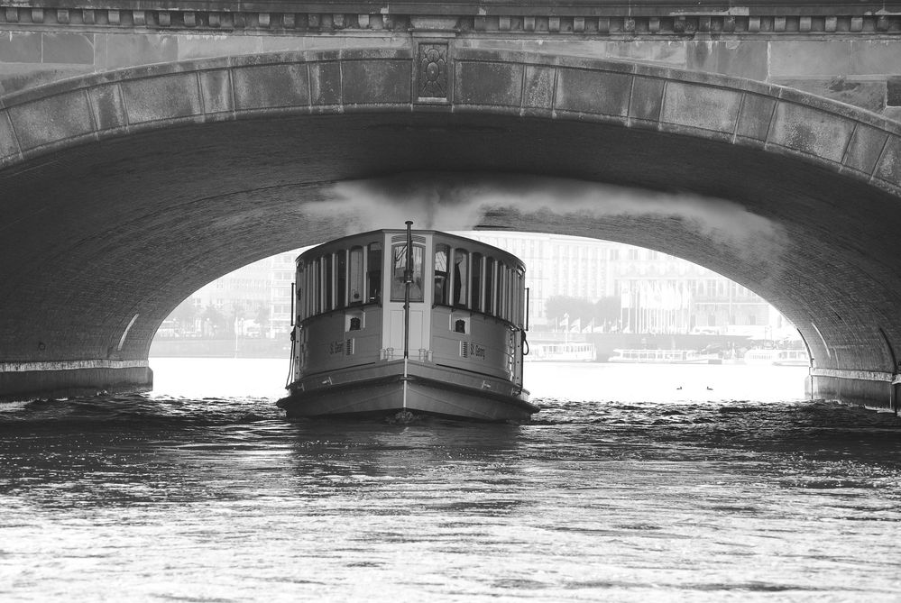 Alsterdampfer St. Georg unter der Lombardsbrücke