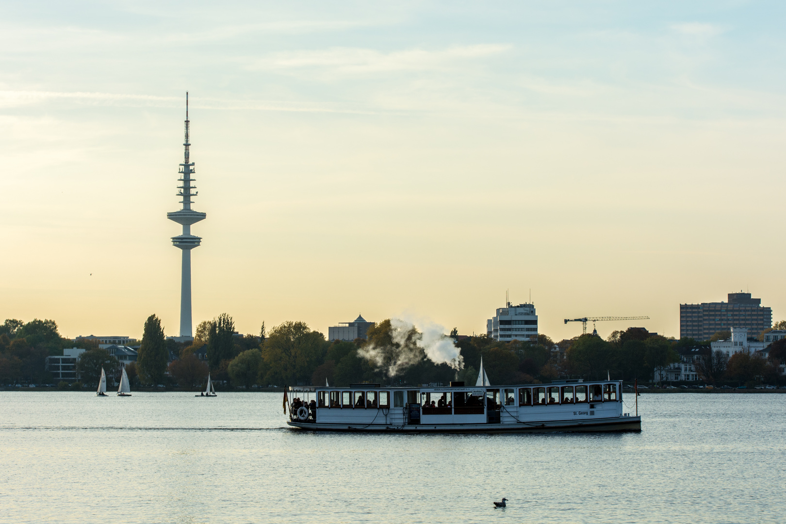 Alsterdampfer und Hamburger Fernsehturm