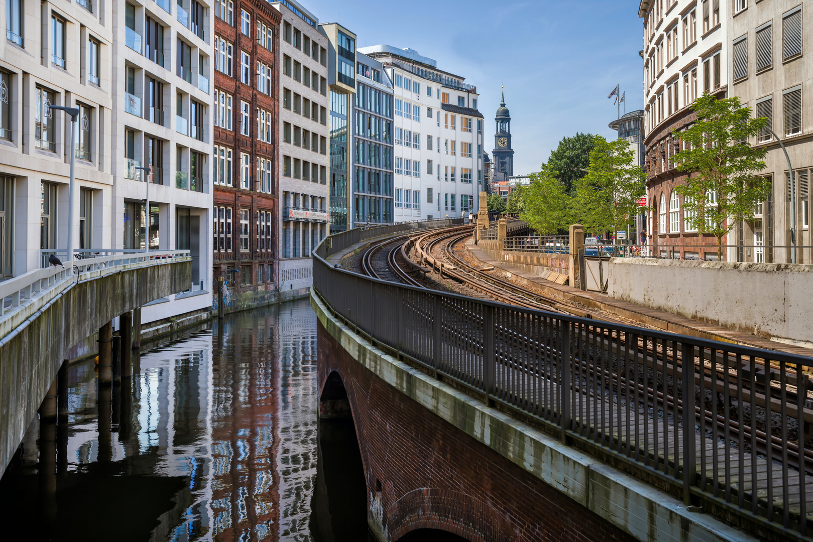 Alsterfleet und Bahntrasse