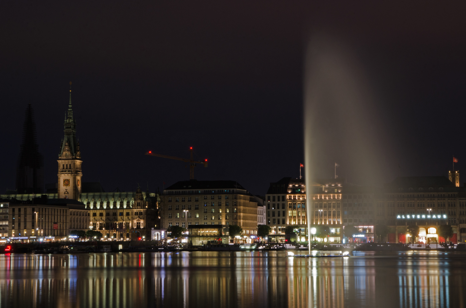 Alsterfontäne mit nächtlichen Hintergrund