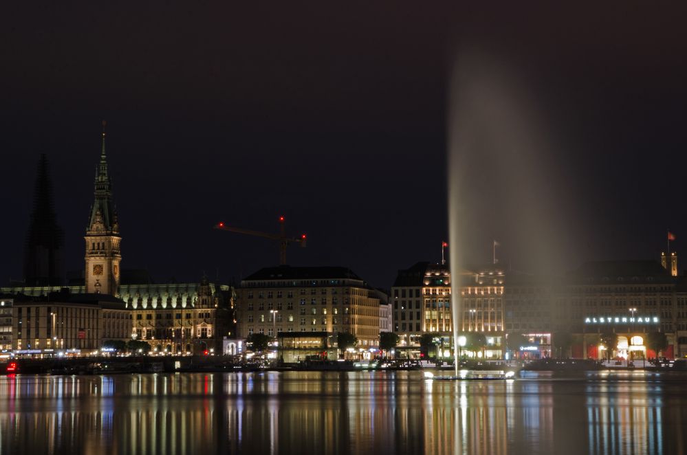 Alsterfontäne mit nächtlichen Hintergrund