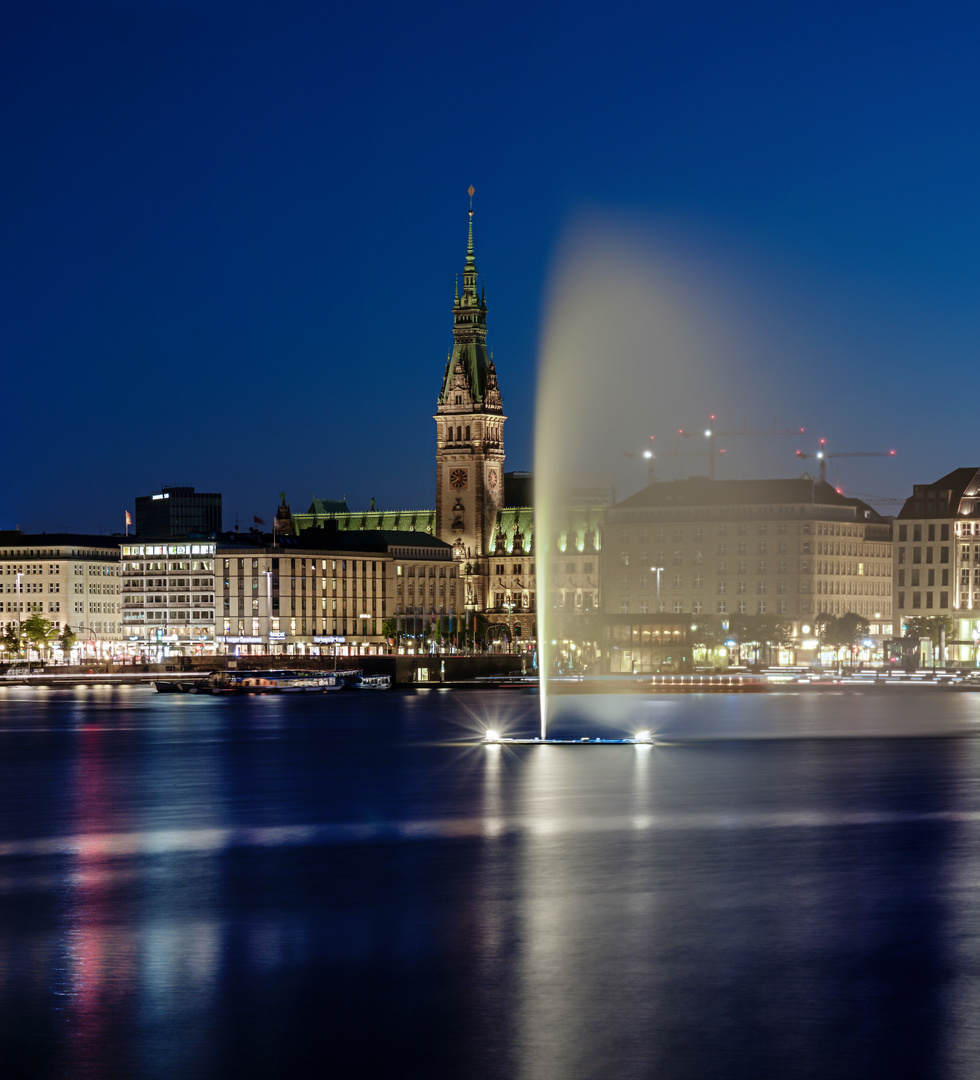 Alsterfontäne mit Rathaus im Hintergrund