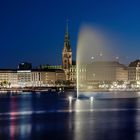 Alsterfontäne mit Rathaus im Hintergrund