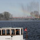 Alsterfontäne mit Regenbogen, Möwe, S-Bahn und Schiff