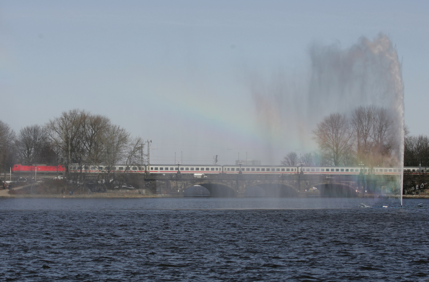 Alsterfontäne mit Regenbogen vor Intercity